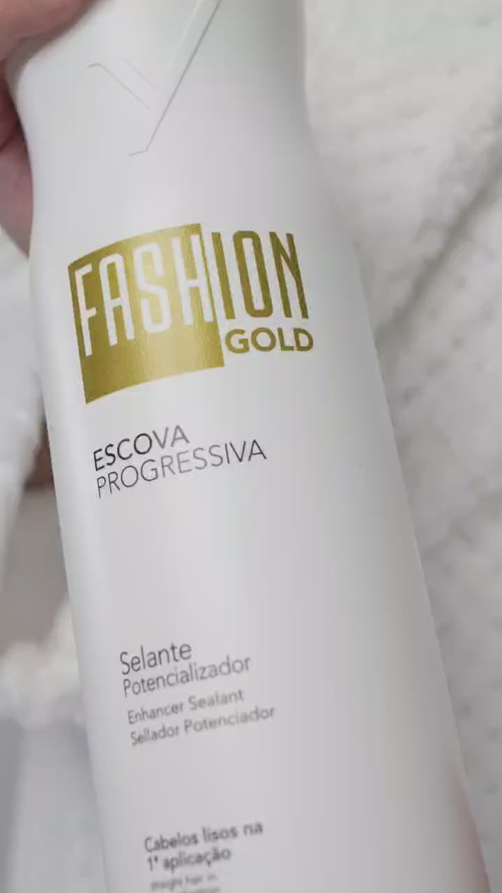 🇺🇸✨Smoother hair, healthier look, zero frizz. The Fashion Gold Keratin Treatment delivers a complete transformation aligning, hydrating, and restoring without weighing your hair down. Formaldehyde-free formula for a smooth, safe, and natural finish. ✨ Lightweight smoothness ✨ Intense hydration ✨ Natural movement 🇧🇷✨Cabelos mais lisos, saudáveis e sem frizz. A Progressiva Fashion Gold promove uma transformação completa alinhando, hidratando e recuperando sem pesar nos fios. Fórmula sem formol para um lis